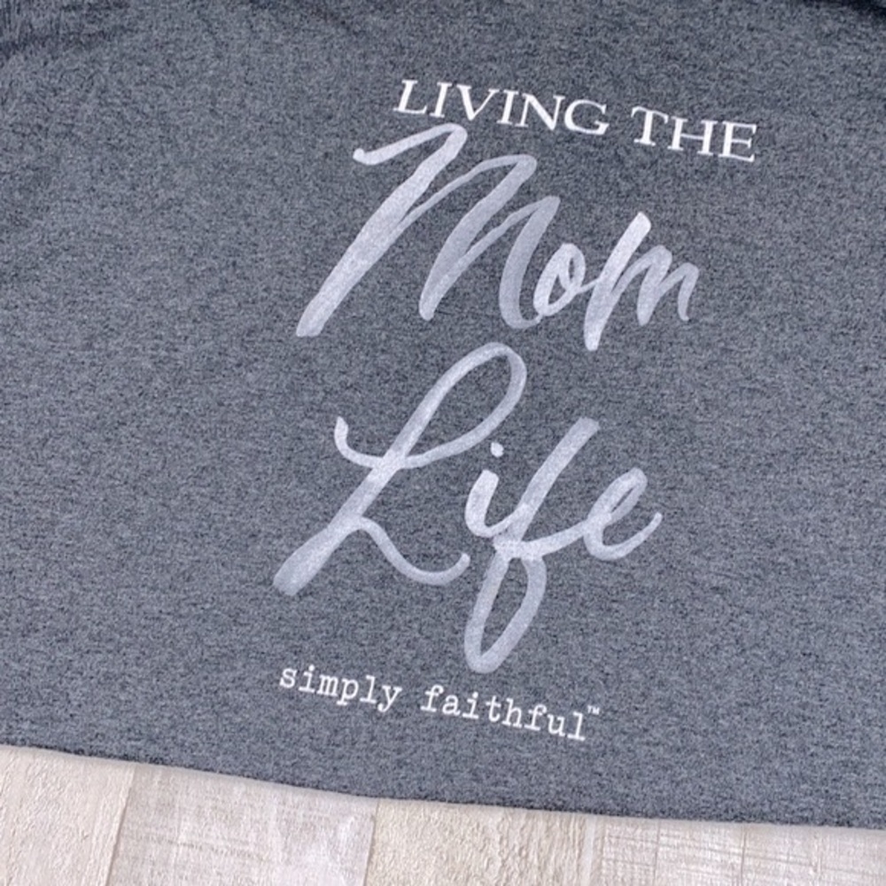 Living the Mom Life grey T-shirt size large - Picture 4 of 7